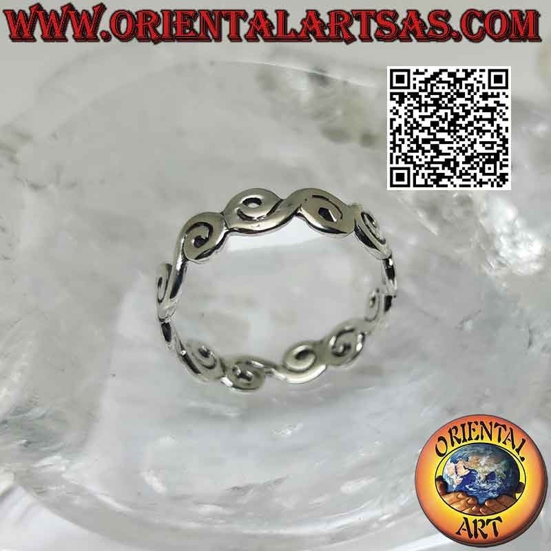 Anillo de plata con banda griega lisa y terminaciones en espiral