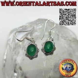 Boucles d'oreilles en argent avec cabochon d'agate verte ovale sur un sertissage pétale lisse