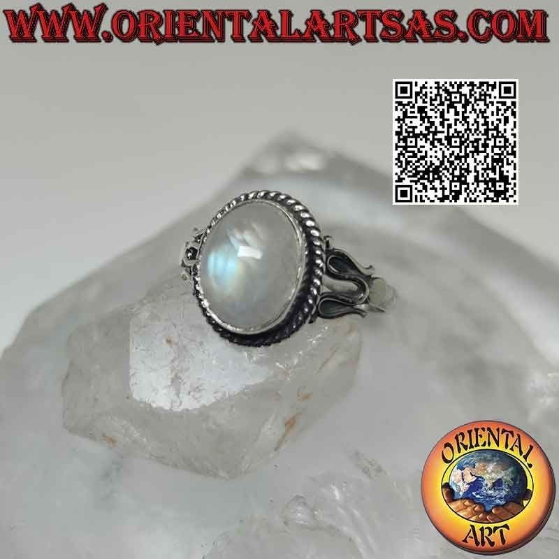 Anello in argento con pietra di luna arcobaleno ovale cabochon contornata da intreccio e serpentina sui lati
