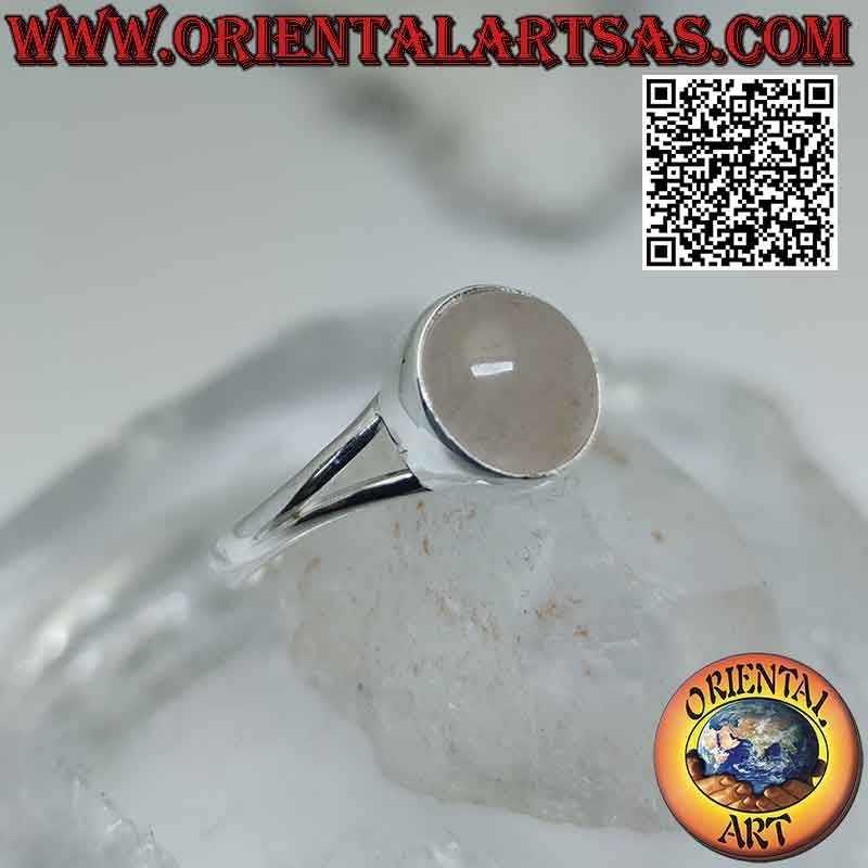 Anello in argento con quarzo rosa tondo cabochon su montatura liscia agganciata a due
