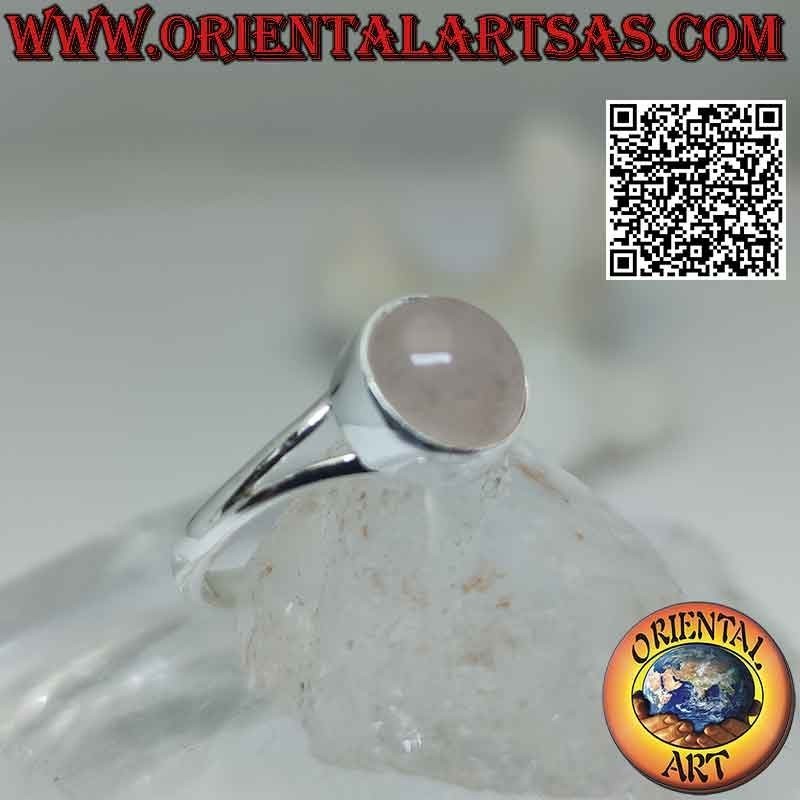 Anillo de plata con cabujón redondo de cuarzo rosa sobre marco liso unido a dos
