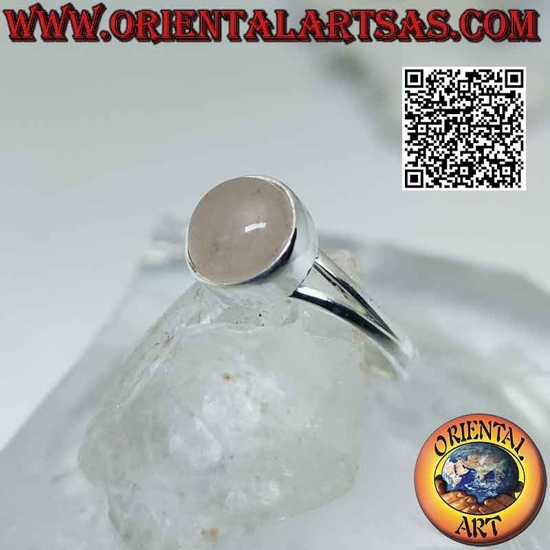 Bague en argent avec cabochon rond en quartz rose sur une monture lisse attachée à deux