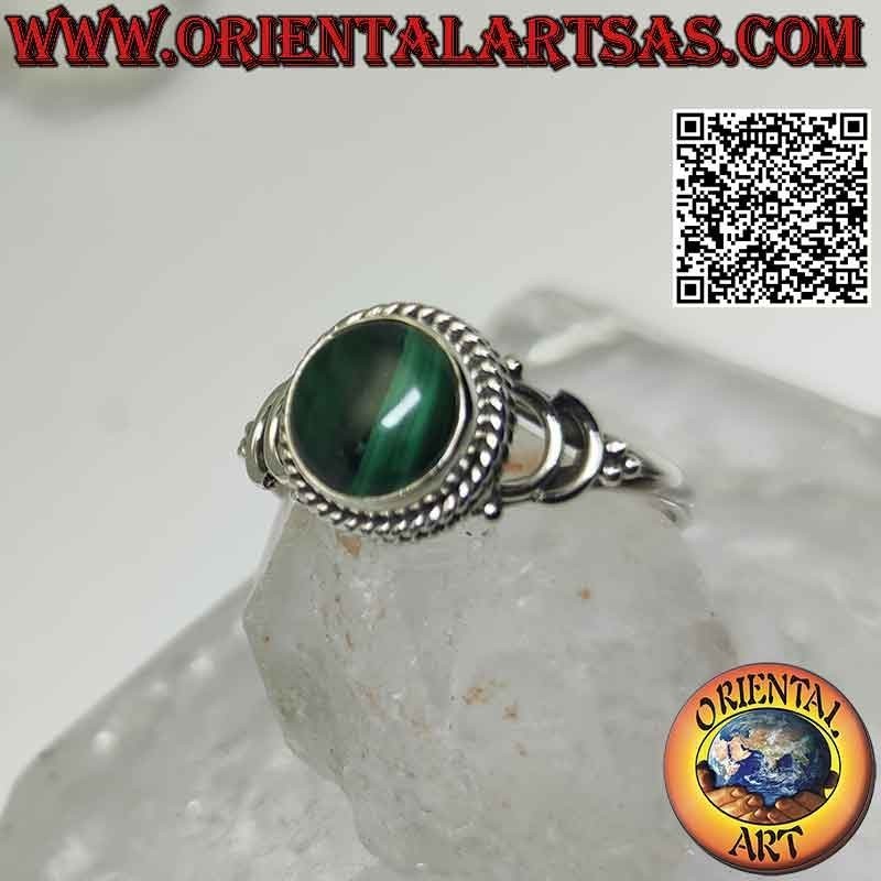 Bague en argent avec cabochon rond malachite entouré d'entrelacs et double crochet en U