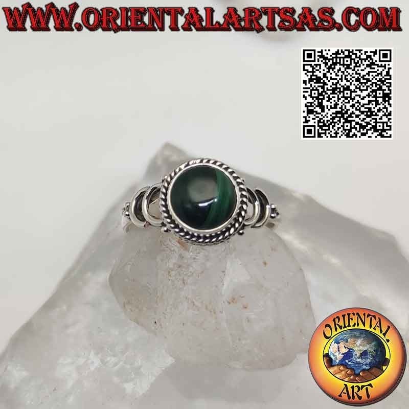 Anillo de plata con cabujón redondo de malaquita rodeado de entrelazado y doble gancho en U