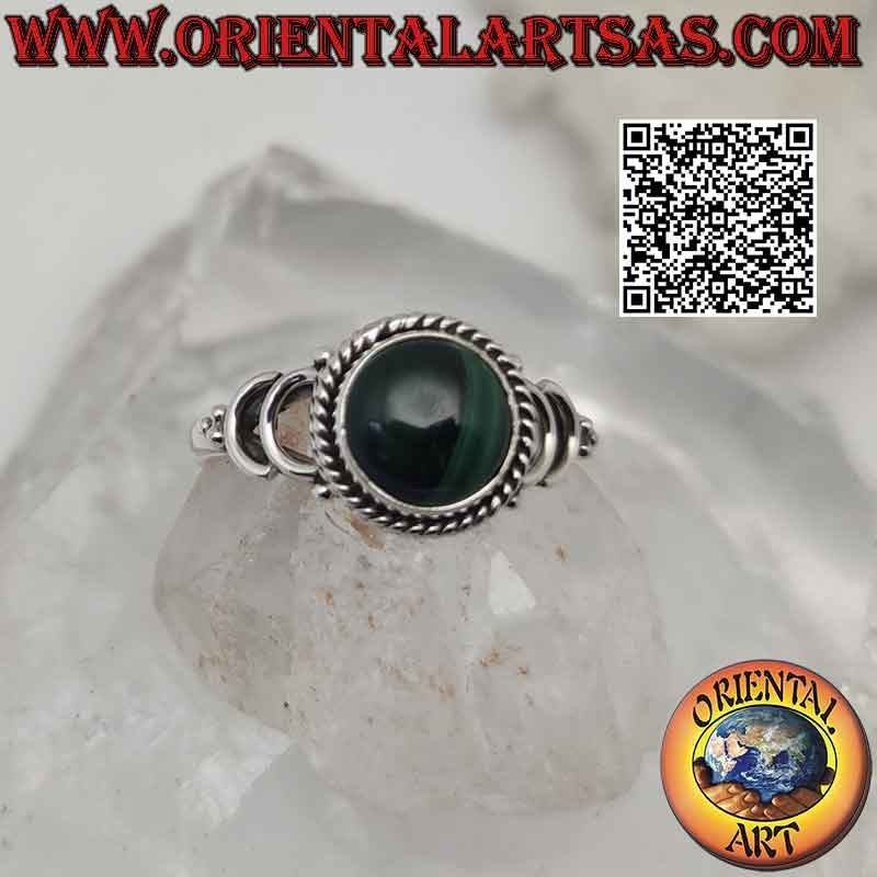 Silberring mit rundem Malachit-Cabochon, umgeben von Flechtwerk und Doppel-U-Haken