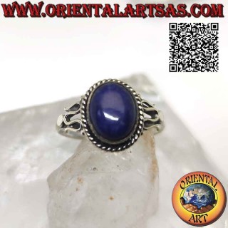 Anello in argento con lapislazzulo ovale cabochon contornata da intreccio e serpentina sui lati