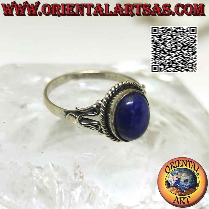 Anillo de plata con cabujón ovalado de lapislázuli rodeado de entrecruzamiento y serpentina a los lados