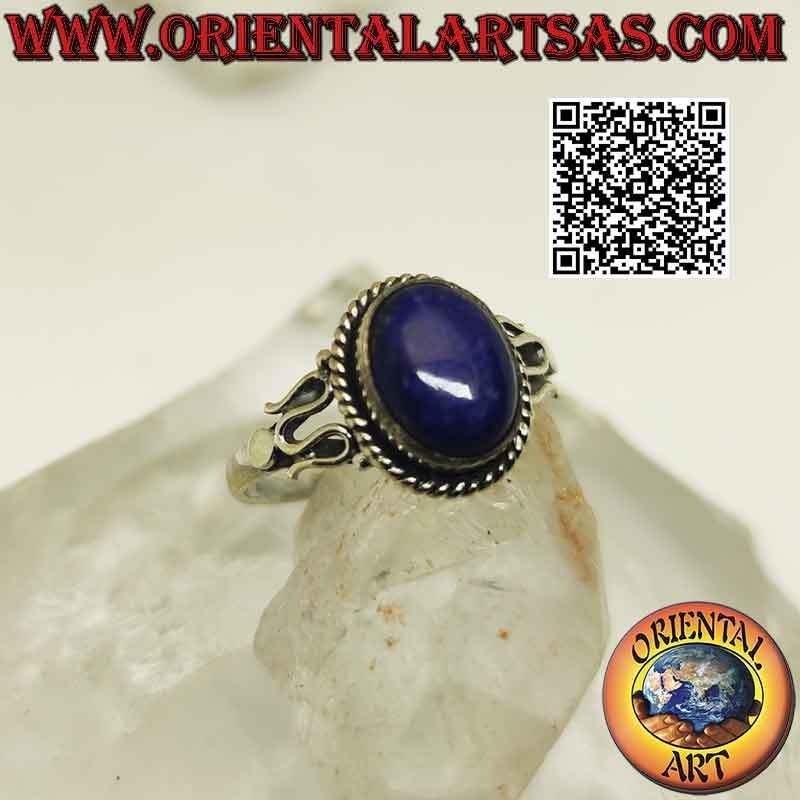 Anillo de plata con cabujón ovalado de lapislázuli rodeado de entrecruzamiento y serpentina a los lados