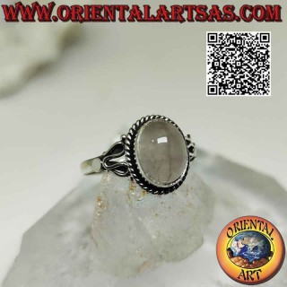 Anillo de plata con cabujón de cuarzo rosa ovalado rodeado de entretejido y serpentina a los lados