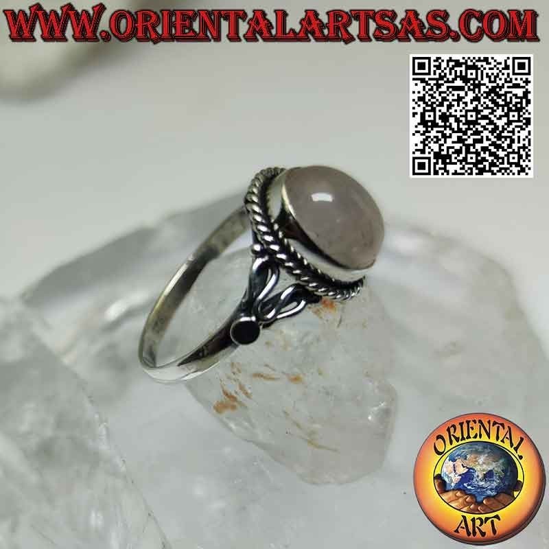 Bague en argent avec cabochon ovale en quartz rose entouré d'entrelacs et de serpentine sur les côtés