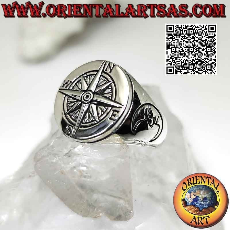Anillo redondo liso de plata con rosa de los vientos y luna grabada en los laterales