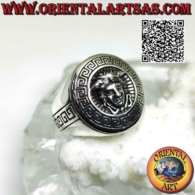 Bague ronde en argent lisse avec emblème "Versace" (la tête de Méduse mythologique)