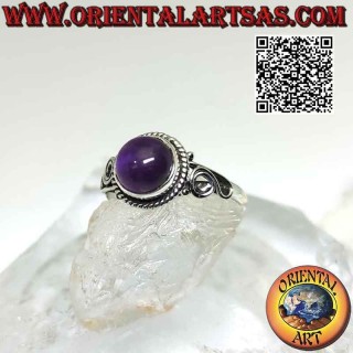 Anello in argento con ametista tonda cabochon contornata da intreccio e spirale sui lati