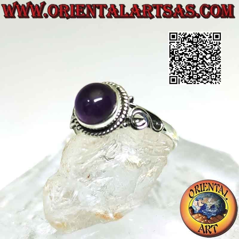 Anello in argento con ametista tonda cabochon contornata da intreccio e spirale sui lati
