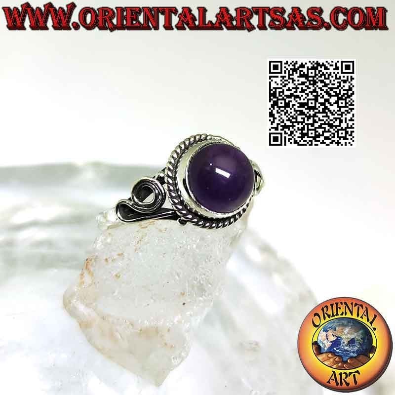 Bague en argent avec cabochon rond améthyste entouré d'entrelacs et spirale sur les côtés