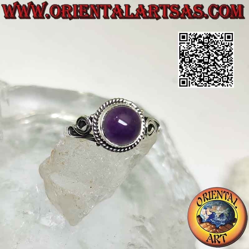 Anillo de plata con cabujón redondo de amatista rodeado de entretejido y espiral en los laterales