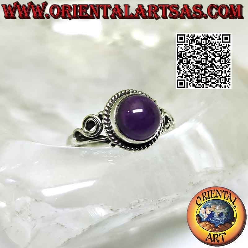 Anello in argento con ametista tonda cabochon contornata da intreccio e spirale sui lati