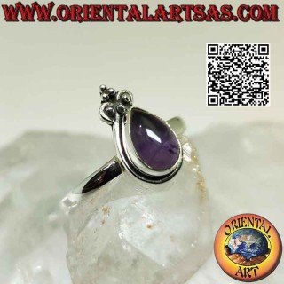 Bague en argent avec cabochon goutte d'améthyste, bord lisse et couronne de lys