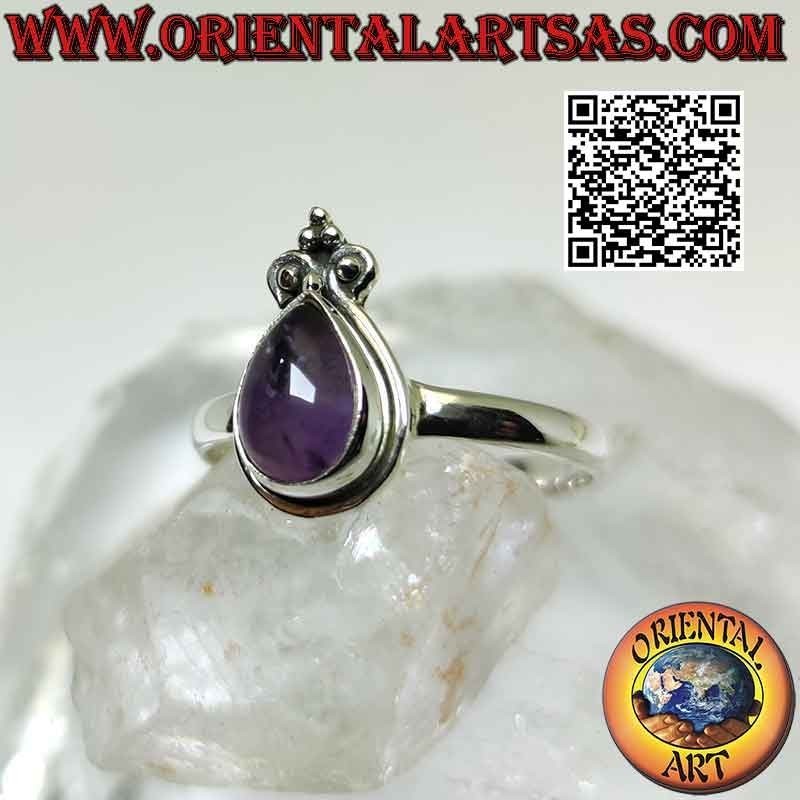 Anello in argento con ametista a goccia cabochon, bordo liscio e giglio a corona