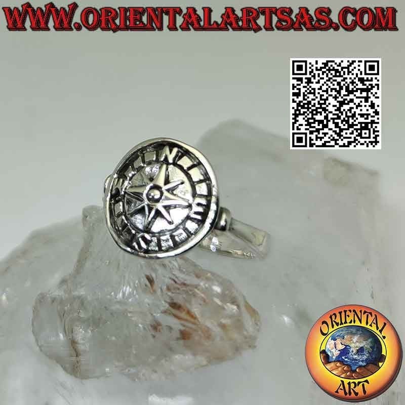 Bague en argent avec rose des vents en bas-relief sur une médaille ronde