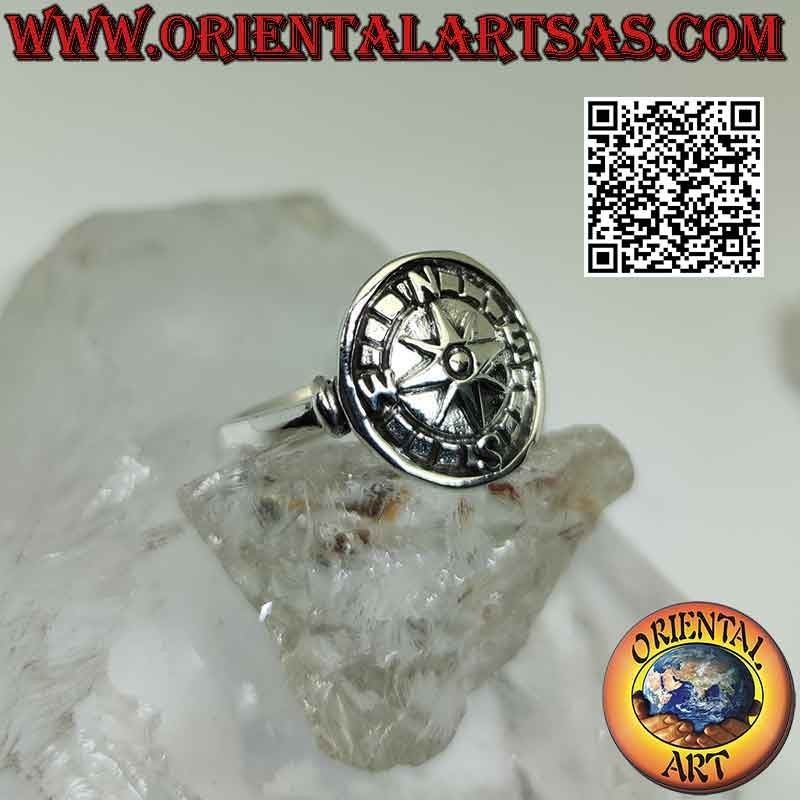 Bague en argent avec rose des vents en bas-relief sur une médaille ronde