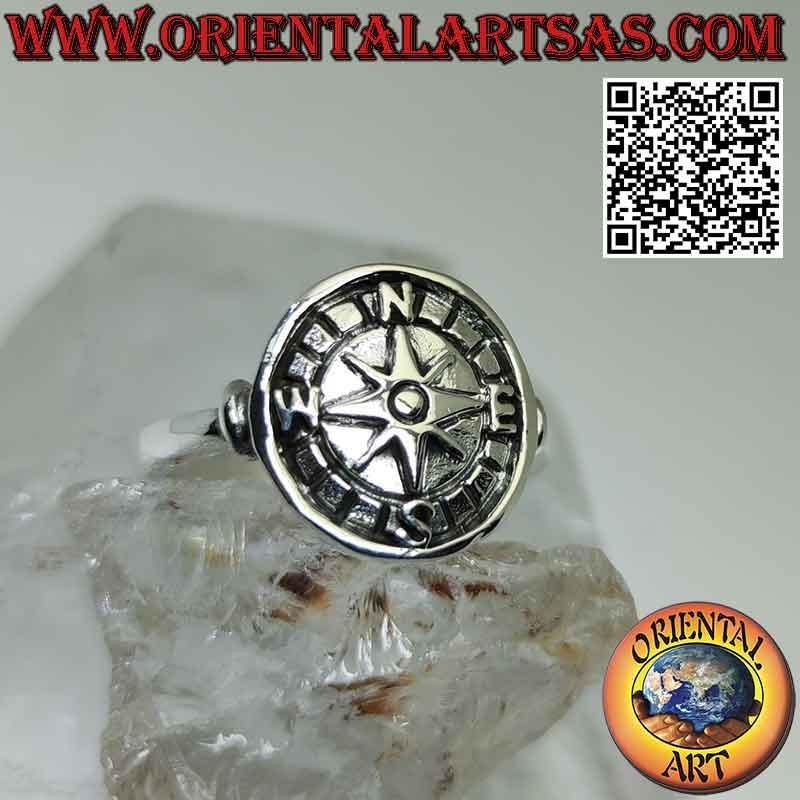 Anillo de plata con rosa de los vientos en bajorrelieve sobre medalla redonda