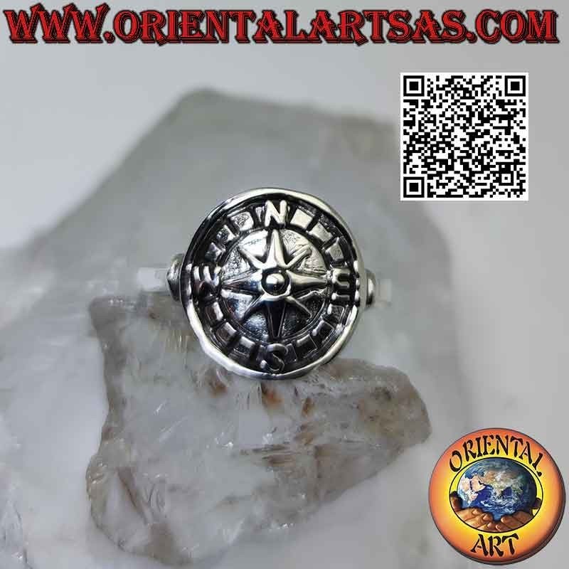 Anello in argento con rosa dei venti a bassorilievo su medaglietta tonda