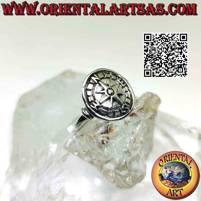 Anello in argento con rosa dei venti a bassorilievo su medaglietta tonda