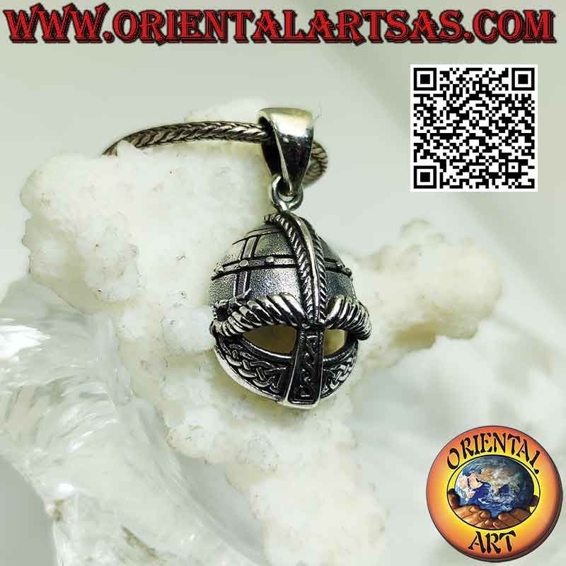 Pendentif en argent en forme de casque avec gravures celtiques