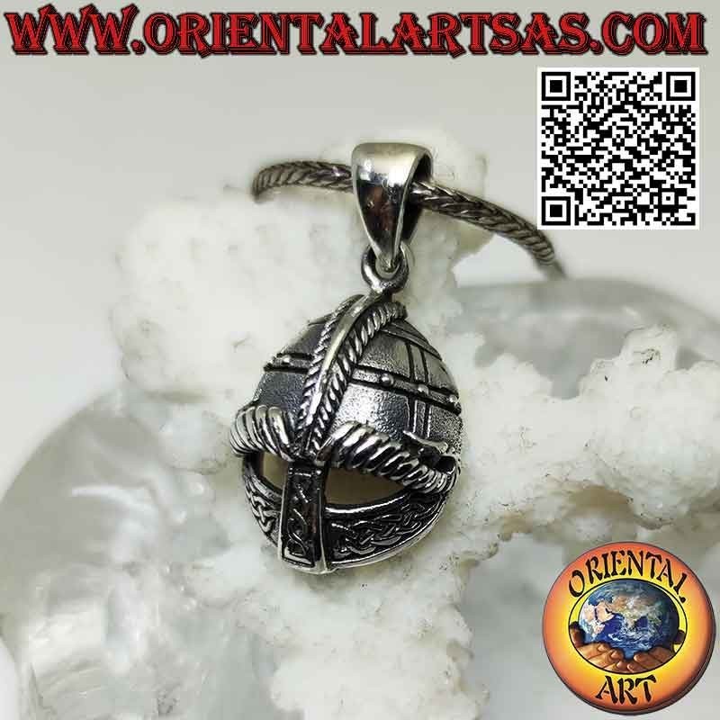 Pendentif en argent en forme de casque avec gravures celtiques