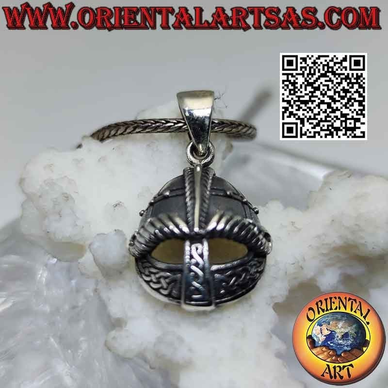 Colgante de plata en forma de casco con grabados celtas