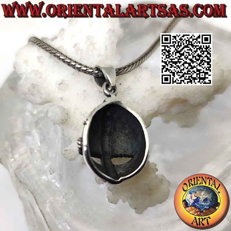 Pendentif en argent en forme de casque avec gravures celtiques