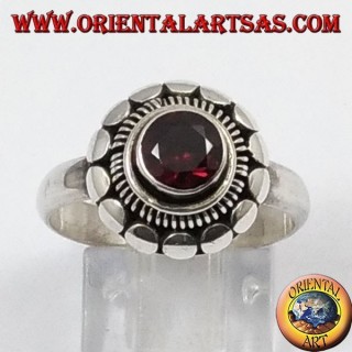 Bague en argent avec grenat naturel rond facetté