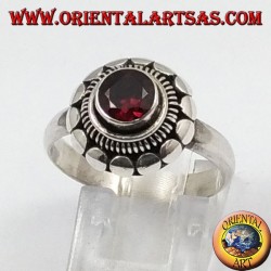Anillo de plata con granate natural redondo facetado
