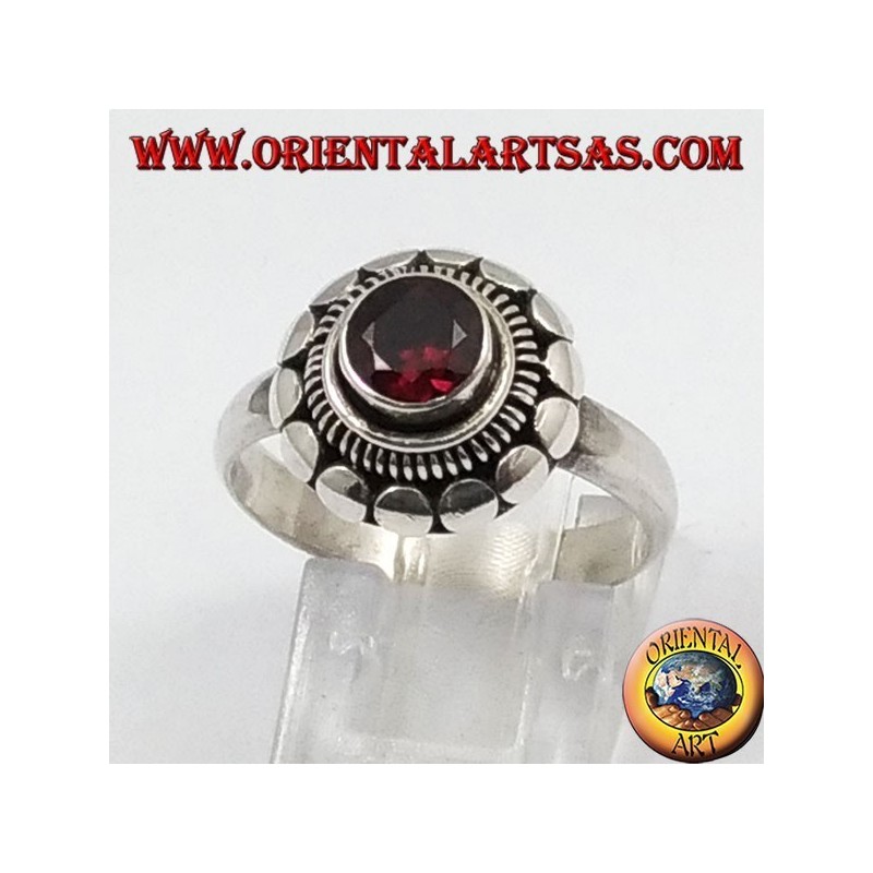 Bague en argent avec grenat naturel rond facetté