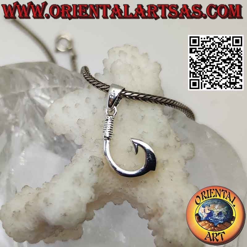 Colgante de plata en forma de anzuelo clásico