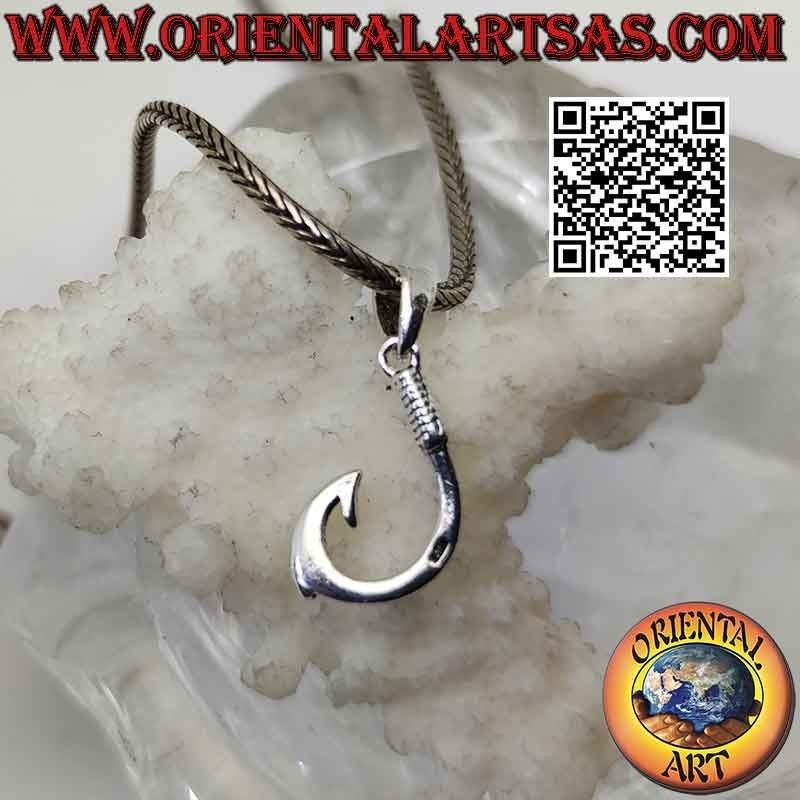 Colgante de plata en forma de anzuelo clásico