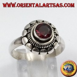 Anillo de plata con granate natural redondo facetado