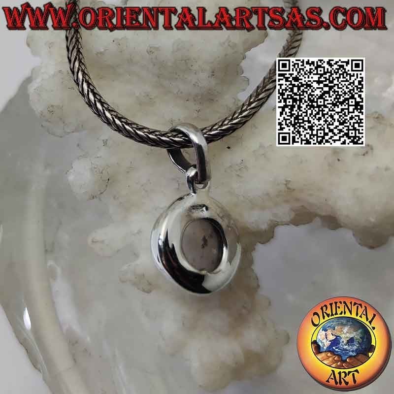 Ciondolo in argento con quarzo rosa tondo cabochon su montatura liscia con bordo sporgente