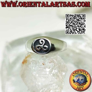 Anillo de plata lisa con sello circular de triskell (triskele) en bajorrelieve
