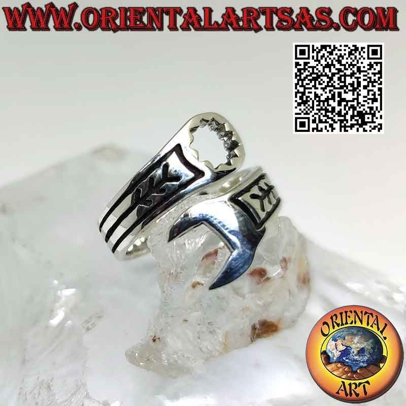 Anello in argento liscio a forma di chiave inglese con incisioni