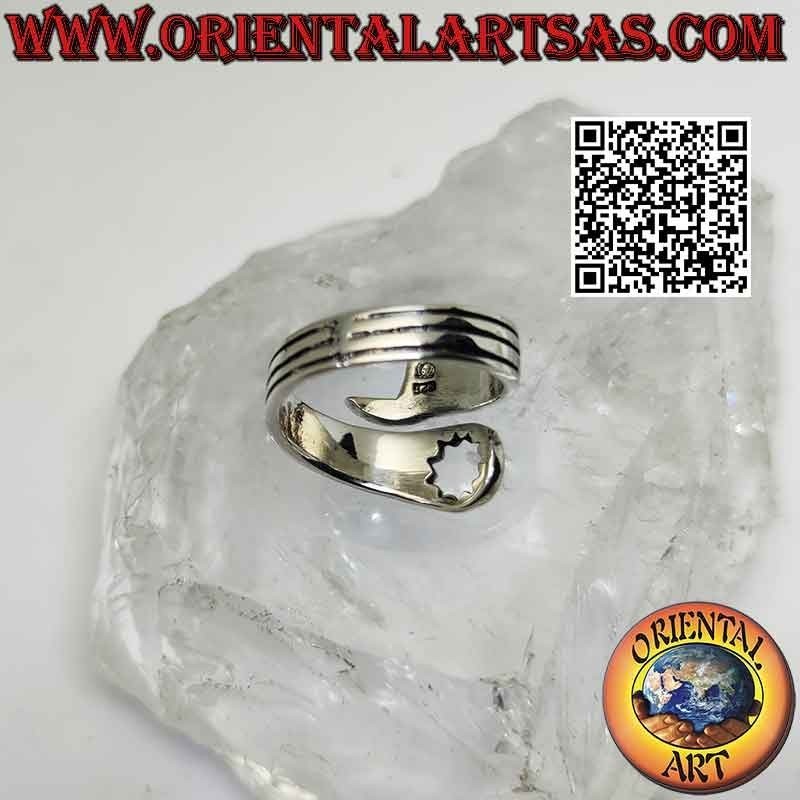 Anello in argento liscio a forma di chiave inglese con incisioni