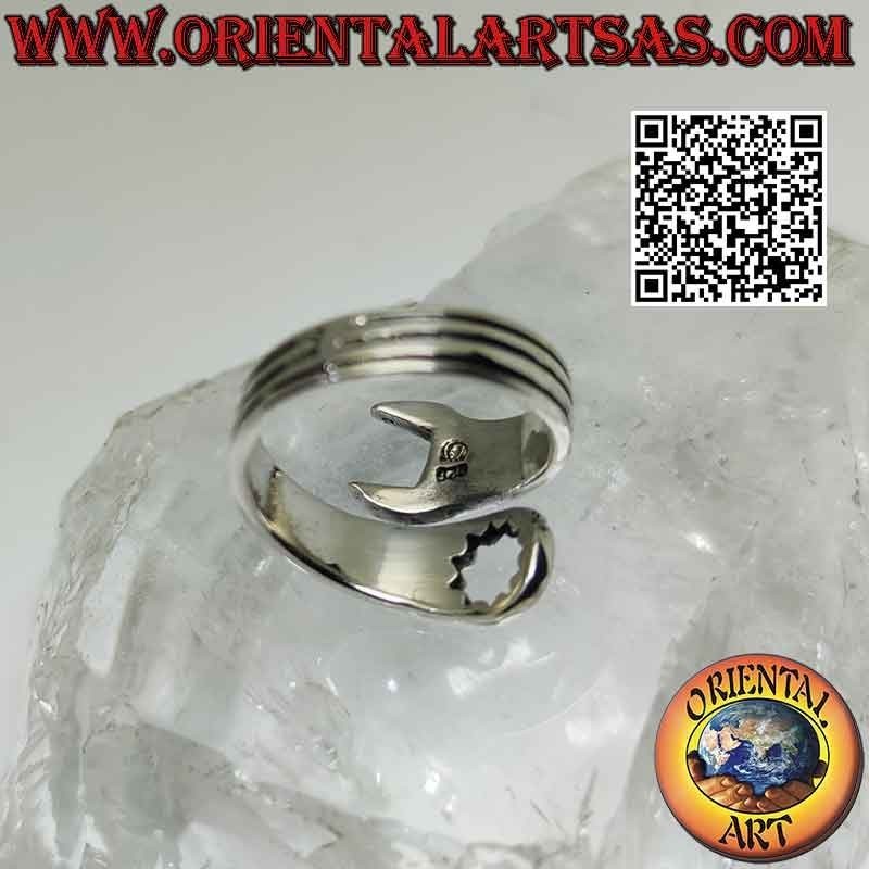 Anillo de plata lisa en forma de llave inglesa con grabados