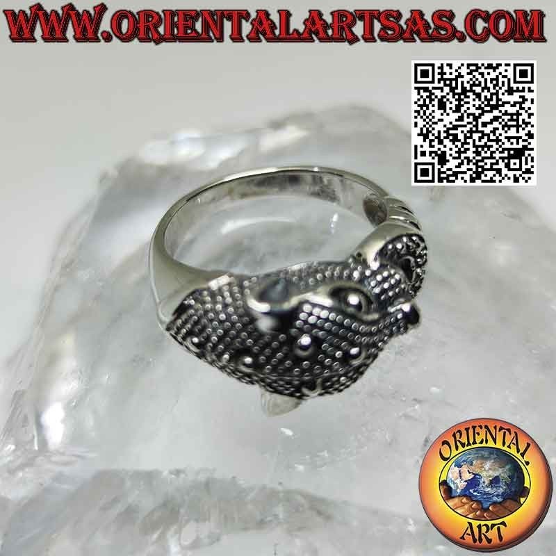 Anillo de plata, cabeza de leopardo agarrando un anillo.