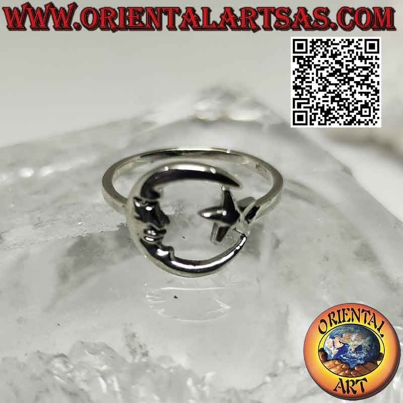 Anello in argento liscio con stella e luna a formare un cerchio