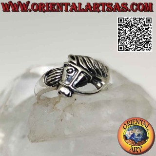 Anillo de plata, cabeza de caballo con brida de perfil.