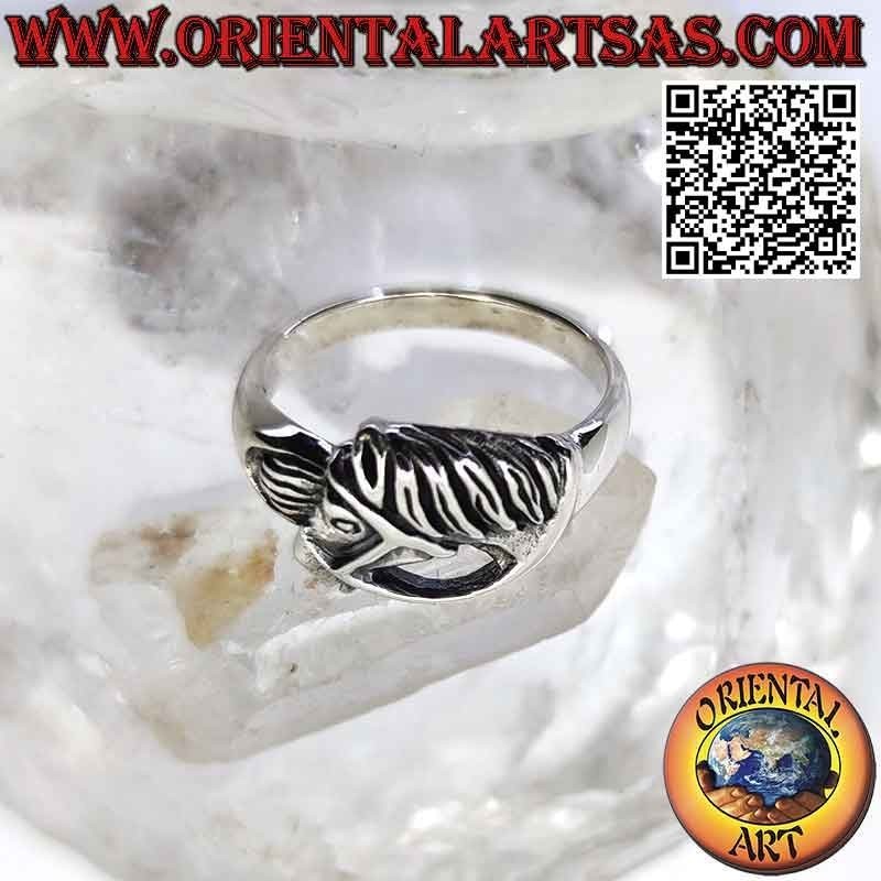 Anillo de plata, cabeza de caballo con brida de perfil.