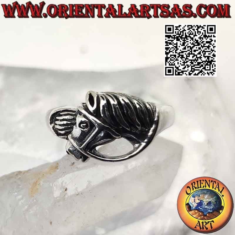 Anillo de plata, cabeza de caballo con brida de perfil.