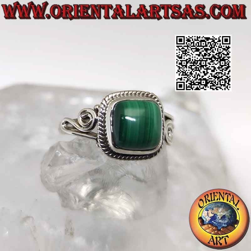 Anello in argento con malachite quadrata cabochon contornata da intreccio e spirale sui lati