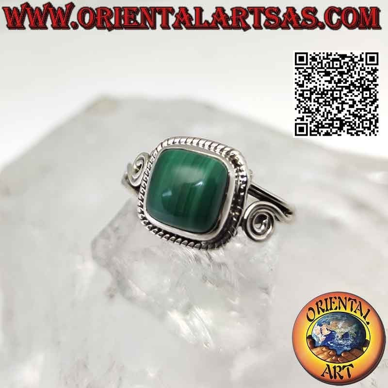 Anillo de plata con cabujón cuadrado de malaquita rodeado de entretejido y espiral en los laterales